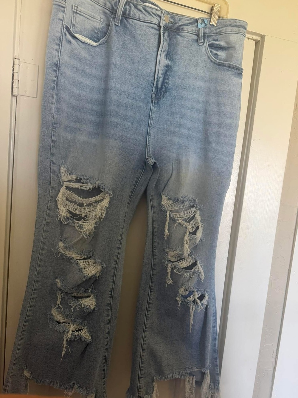 BLAKELEY URBAN DISTRESSED CROP JEAN 3X.